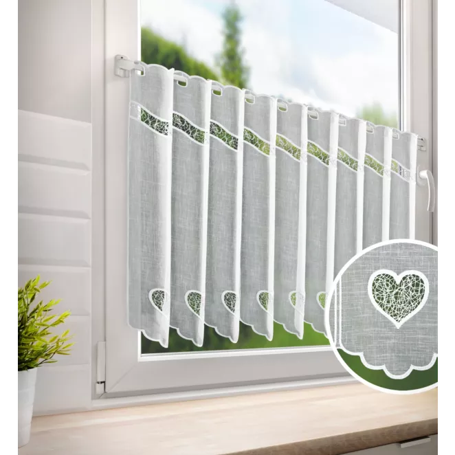 Tkanina firanowa zazdrostka z etaminy zdobiona ażurowym haftem serduszek
