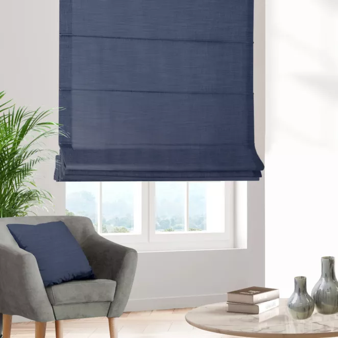 Roleta rzymska granatowa z miękkiej tkaniny o naturalnym splocie w stylu ekologicznym
