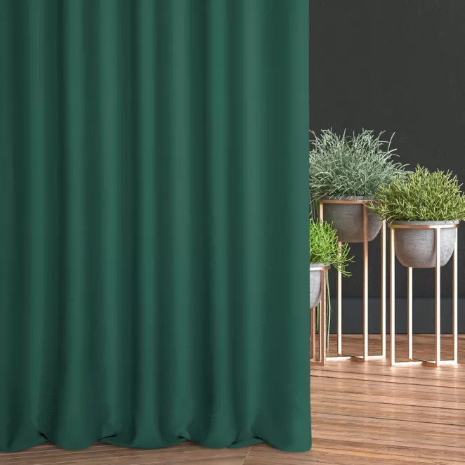 Zasłona szyta na taśmie 5 cm ciemnozielona z gładkiej zaciemniającej tkaniny typu dimout