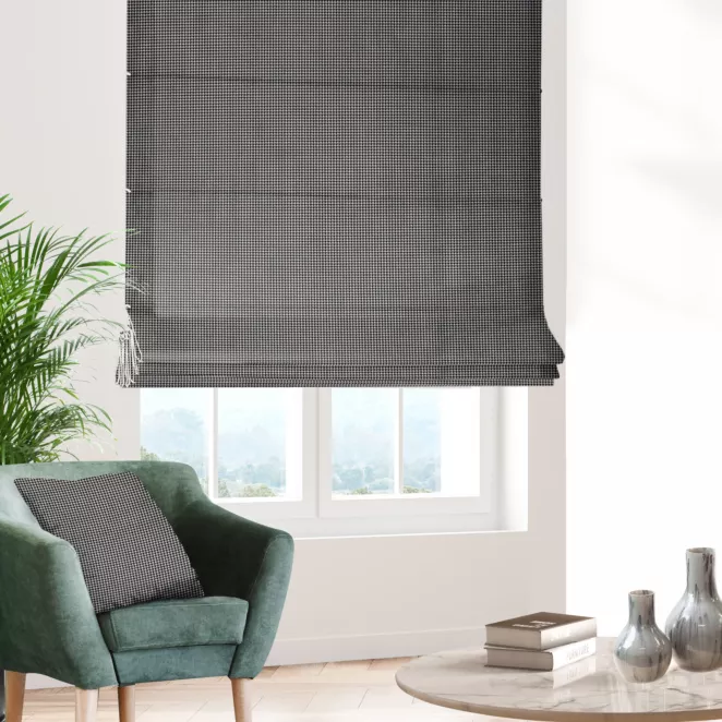 Roleta rzymska czarna tkanina welwetowa z błyszczącym, metalicznym nadrukiem drobnej pepitki