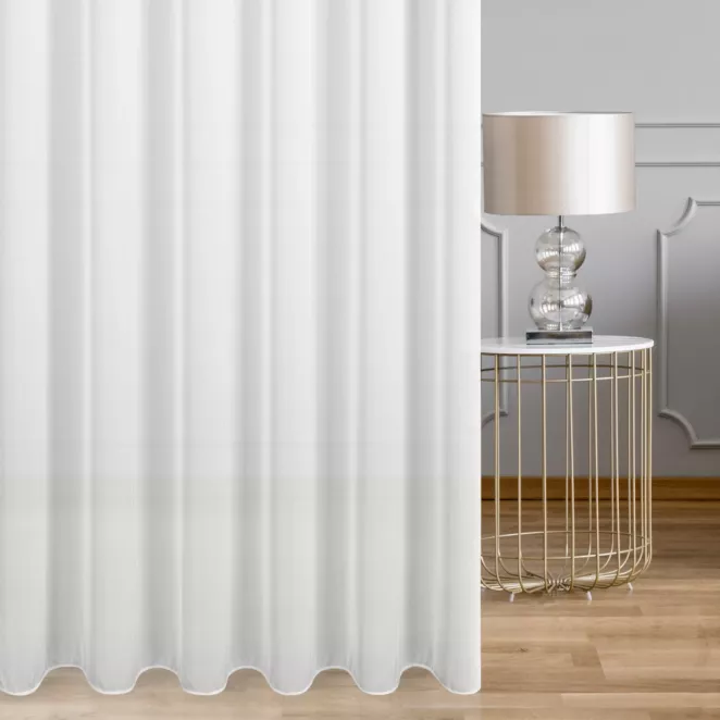 Firana szyta na taśmie 5 cm biała z matowej tkaniny o charakterystycznym jodełkowym wzorze, wykończona obciążnikiem