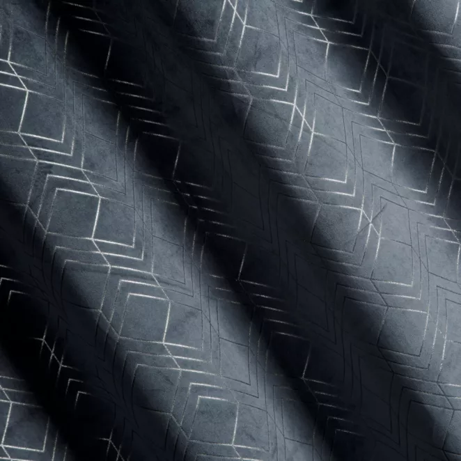 R153/3 Zasłona szyta na taśmie 5 cm ISMENA grafitowa z tkaniny welwetowej z geometrycznym błyszczącym nadrukiem