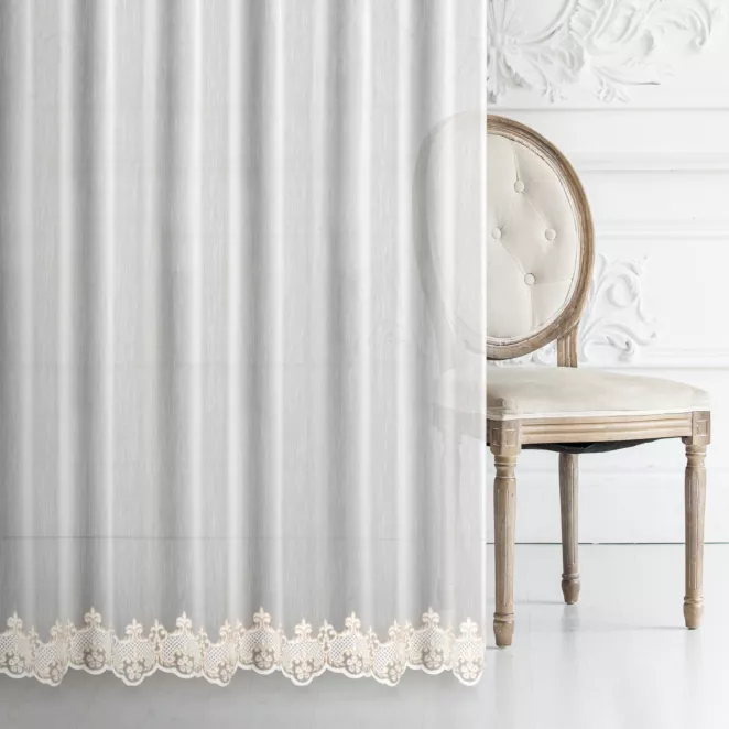 Firana szyta na taśmie 5 cm MORENA kremowo beżowa z delikatnej matowej tkaniny ozdobionej miękkim, łańcuszkowym haftem