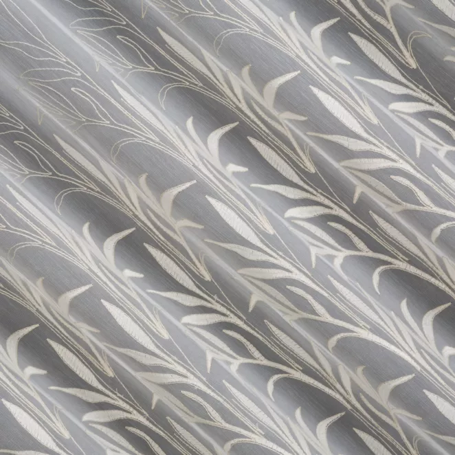 P282/4 Firana szyta na taśmie 5 cm naturalno kremowa z miękkiej tkaniny typu ADEN z efektem deszczyku, zdobiona haftem roślinnym, wykończona obciążnikiem