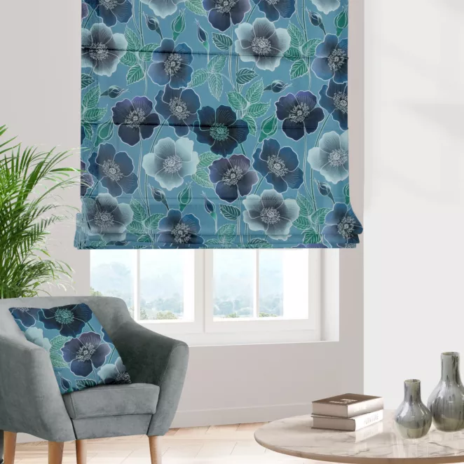 Roleta rzymska turkusowo granatowa z miękkiej tkaniny typu blackout drukowanej w kwiatowy wzór