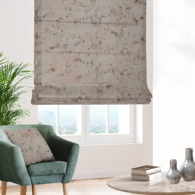 Roleta rzymska kremowo złota z grubej, matowej tkaniny welwetowej z połyskliwym nadrukiem Italissima Eva Minge