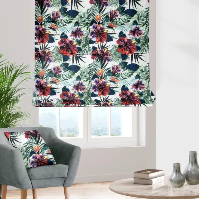 Roleta rzymska zielono bordowa z miękkiej tkaniny typu blackout drukowanej we wzór botaniczny