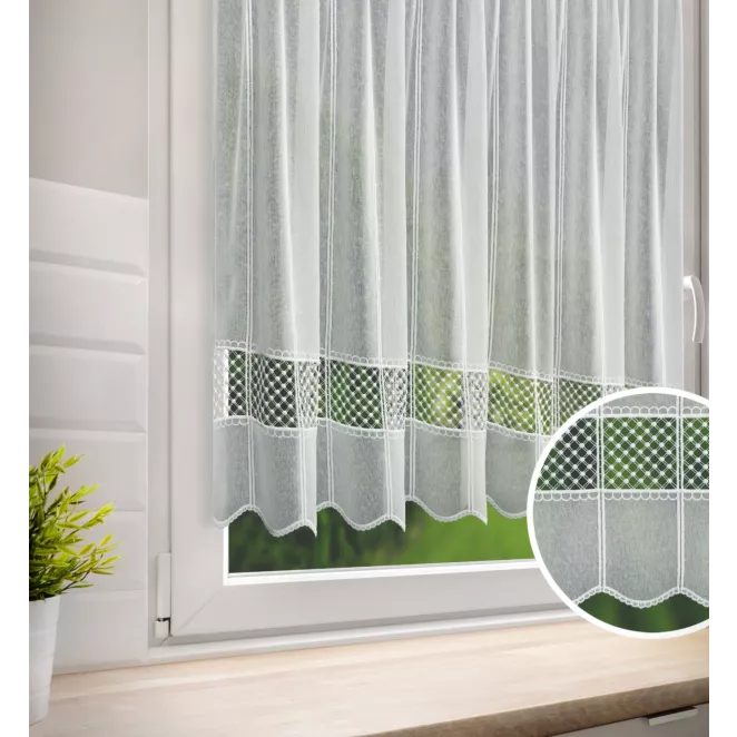 Tkanina firanowa zazdrostka z grubszej etaminy z ażurową aplikacją