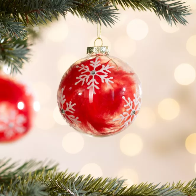 Bombka z transparentnego szkła zdobiona aplikacją ze śnieżynkami  i wypełniona czerwonym puchem