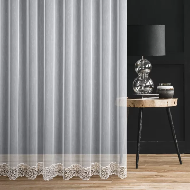 Firana szyta na taśmie 5 cm biała z delikatnej tkaniny typu aden zdobiona aplikacją