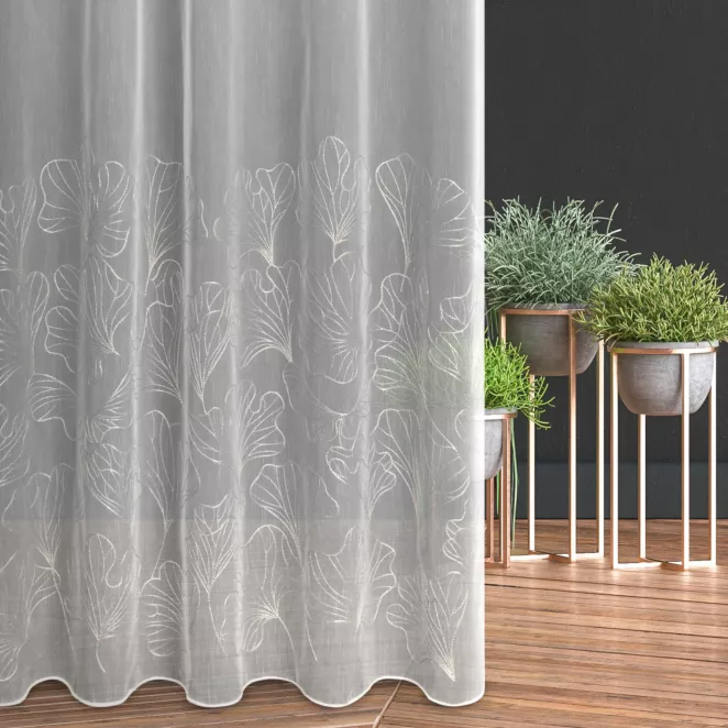 Firana szyta na taśmie 5 cm biało szampańska z matowej tkaniny ADEN haftowanej w botaniczny wzór, wykończona obciążnikiem