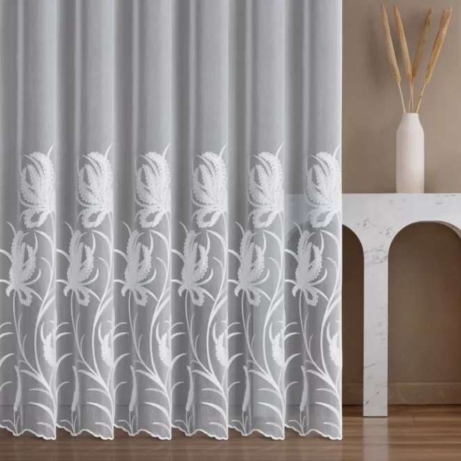 Firana szyta na taśmie 5 cm biała z tkaniny z efektem deszczyku, zdobionej haftem łańcuszkowym