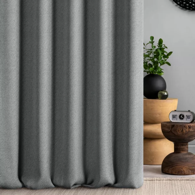 Zasłona szyta na taśmie 5 cm grafitowa z tkaniny z jodełkowym wzorem geometrycznym