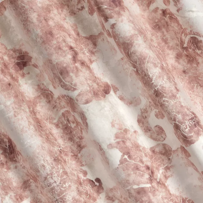 E131/3 Zasłona szyta na taśmie 5 cm kremowo pudrowa z miękkiej, welwetowej tkaniny w duży wzór ornamentowy Italissima Eva Minge