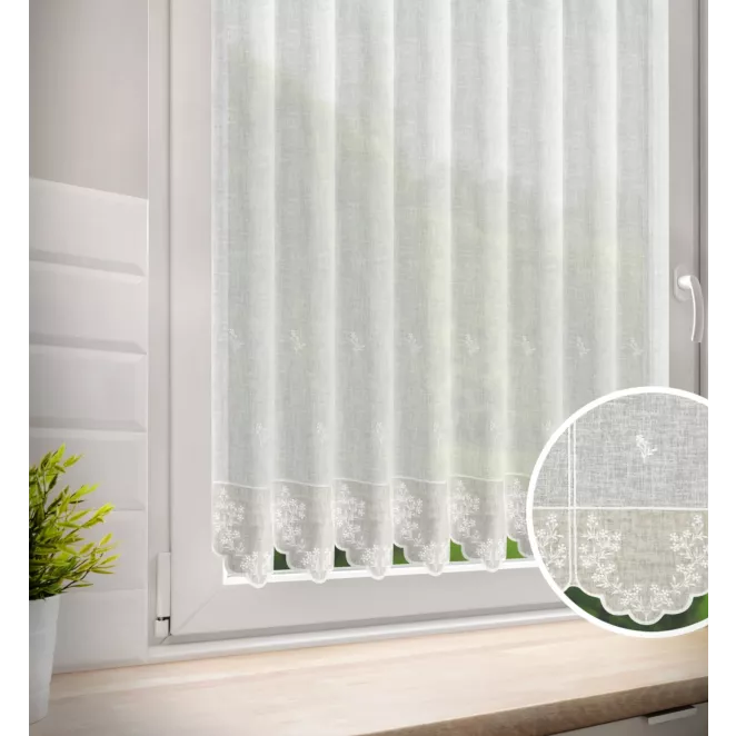 Tkanina firanowa zazdrostka z etaminy zdobiona haftem drobnych kwiatuszków