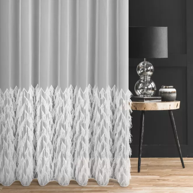 Firana szyta na taśmie 5 cm biała z przezroczystej tkaniny peru z puszystymi frędzlowymi pasami wykończona obciążnikiem Italissima Eva Minge