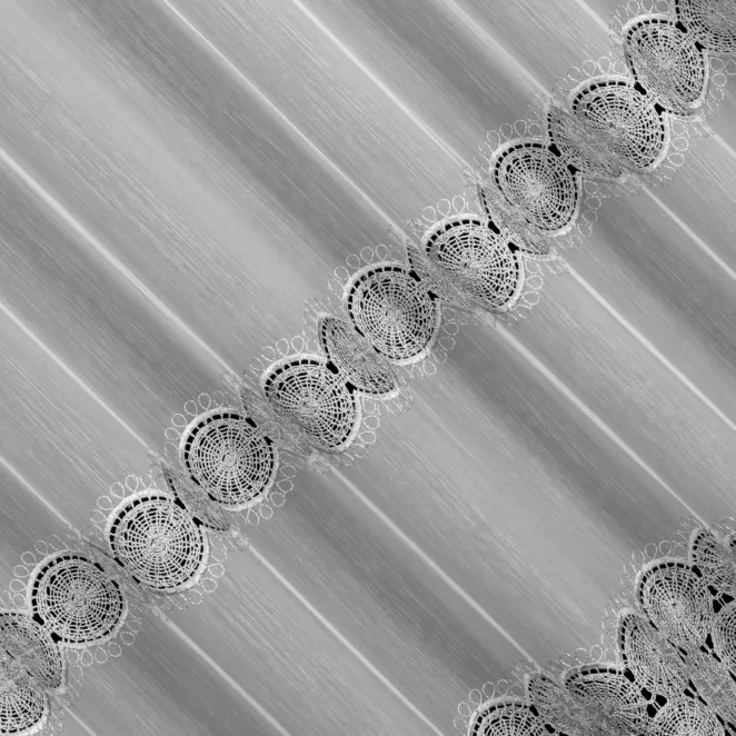 L139/3 Firana szyta na taśmie 5 cm biało srebrna z miękkiej w dotyku tkaniny typu aden, zdobionej kordonkową aplikacją