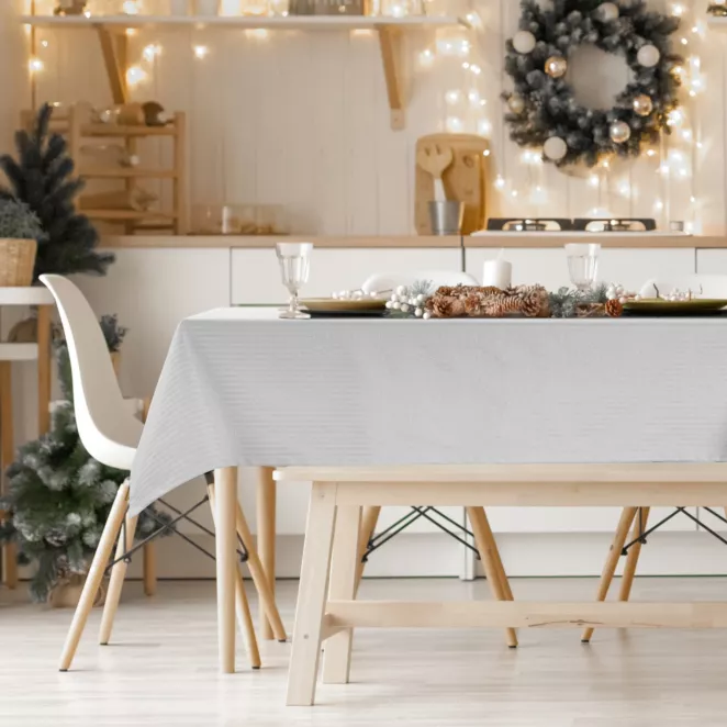 Obrus srebrny 135x180 cm z żakardowej tkaniny FLASH świąteczna w prążki przetykany srebrną nicią