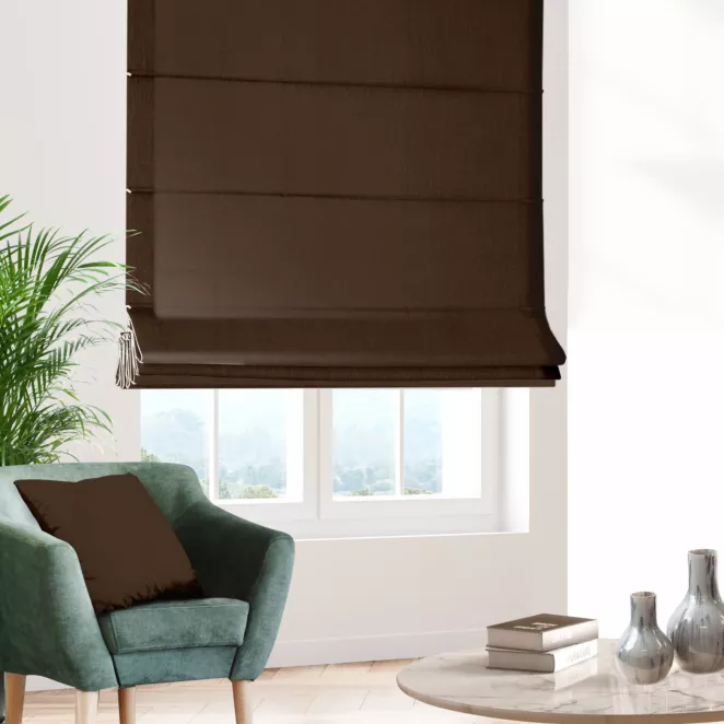 Roleta rzymska ciemnobrązowa z miękkiej, matowej tkaniny w drobny geometryczny wzór