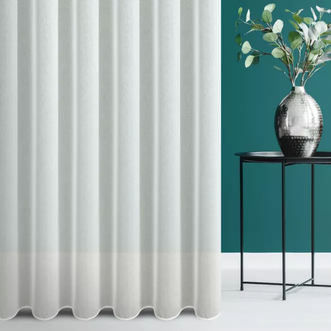 Firana szyta na taśmie 5 cm kremowa z delikatnej tkaniny z efektem deszczyku, wykończonej obciążnikiem