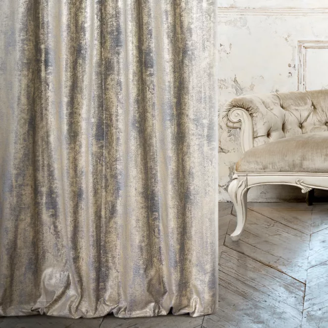 Zasłona szyta na taśmie 5 cm BEATRIZ popielato złocista ekskluzywna z szenilowej tkaniny pokrytej połyskliwym nadrukiem Italissima Eva Minge
