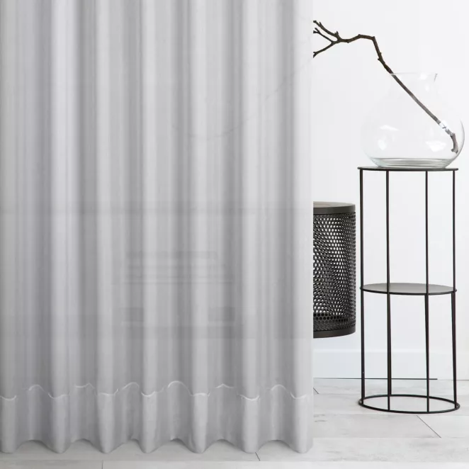 Tkanina firanowa, matowa wykończona efektownym podwinięciem zdobionym kordonkowym haftem