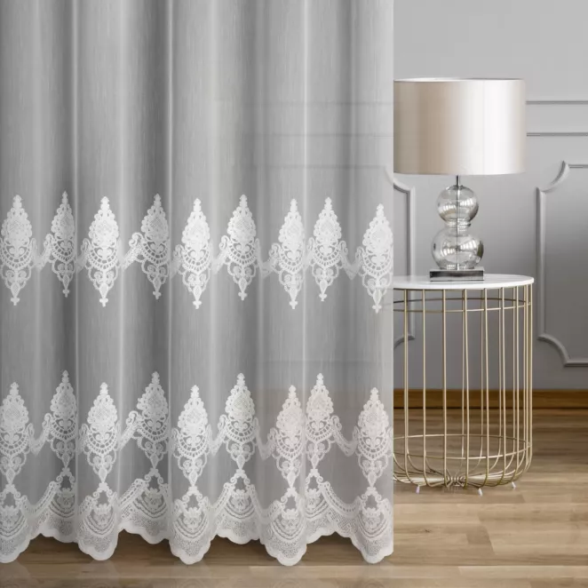 Firana szyta na taśmie 5 cm naturalno kremowa z delikatnej i matowej tkaniny z miękkim, łańcuszkowym haftem