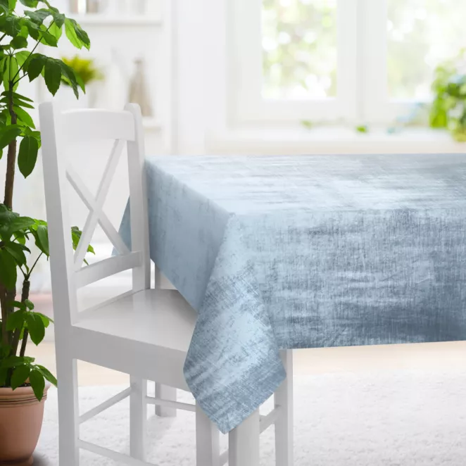 Obrus szyty SAFARI 1 niebieski z miękkiej welwetowej tkaniny z połyskiem i poziomym prążkiem