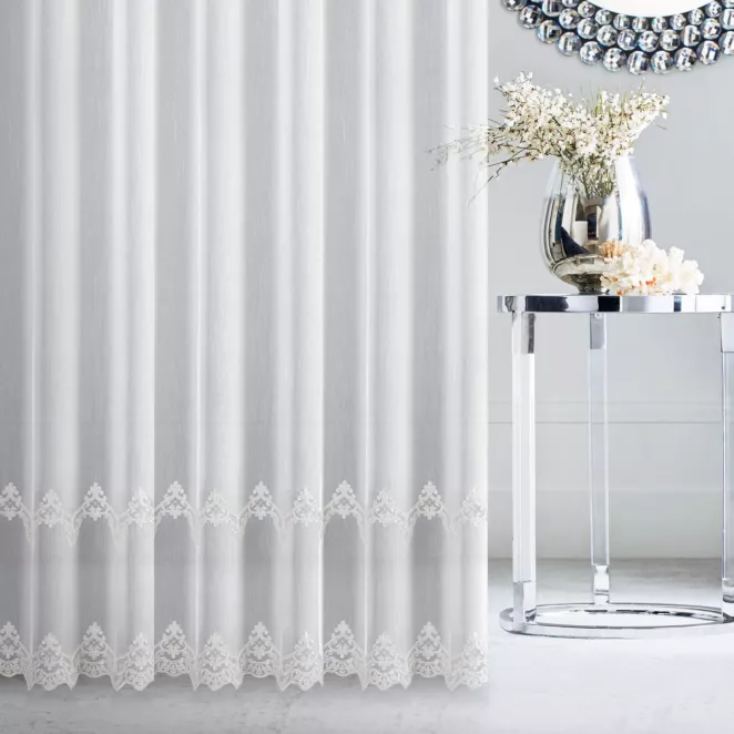 Firana szyta na taśmie 5 cm OCTAVIANA naturalno srebrna z matowej tkaniny ozdobionej kordonkowym wzorem ornamentowym