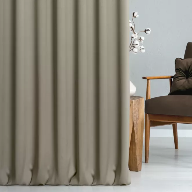 Zasłona szyta na taśmie 5 cm brązowa z gładkiej zaciemniającej tkaniny typu dimout