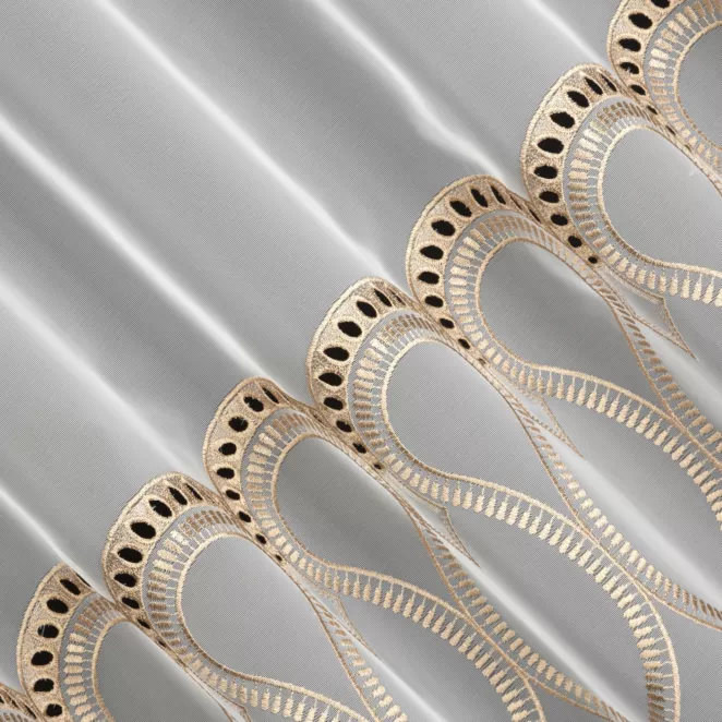 M209/3 Firana szyta na taśmie 5 cm biało złota z matowego PERU, zdobiona eleganckim, dużym haftem Italissima Eva Minge