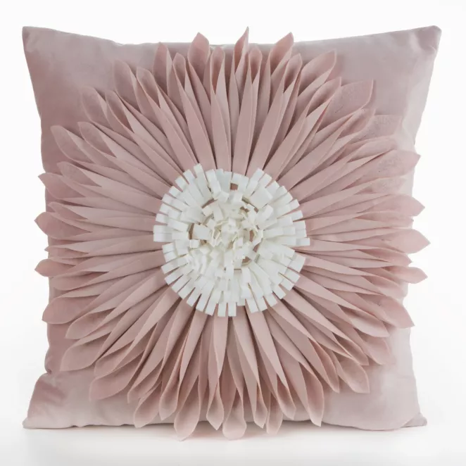 Poszewka na poduszkę 45 x 45 cm z welwetu kolor pudrowo, kremowy zdobiona dużym kwiatem 3D FLORES 3