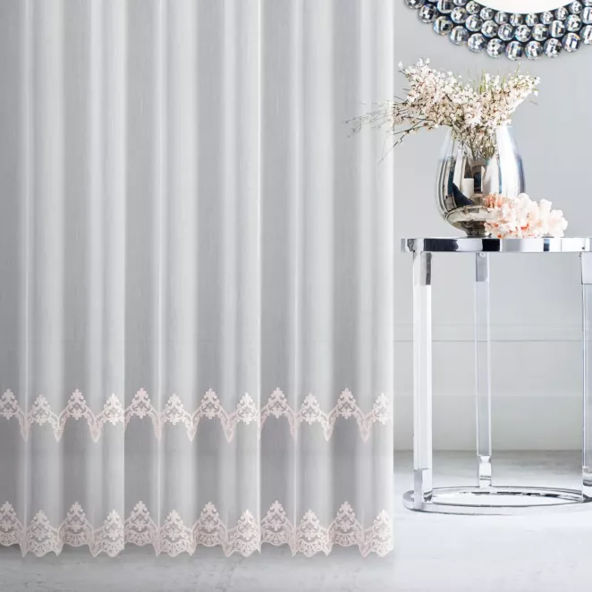 Firana szyta na taśmie 5 cm OCTAVIANA naturalno pudrowo różowa z matowej tkaniny ozdobionej kordonkowym wzorem ornamentowym