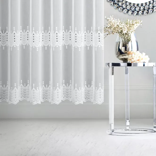 Firana szyta na fleksach TAMAYA biała z matowej batystowej tkaniny haftowanej w ażurowy wzór