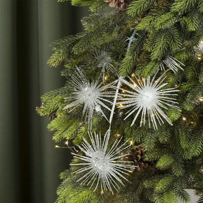 Fantazyjna zimowa gałązka obsypana srebrnym brokatem