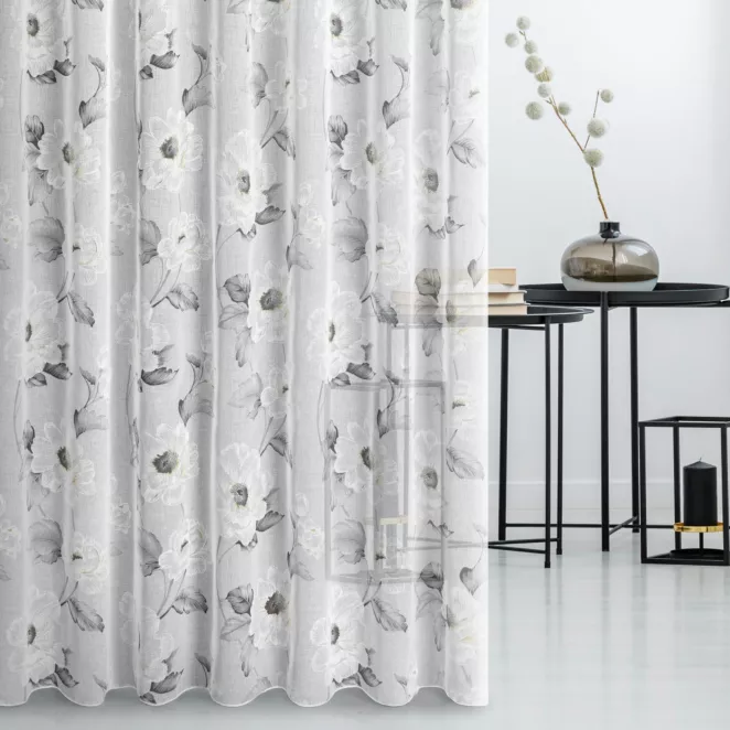 Firana szyta na taśmie 5 cm biało oliwkowa z matowej etaminy z kwiatowym nadrukiem