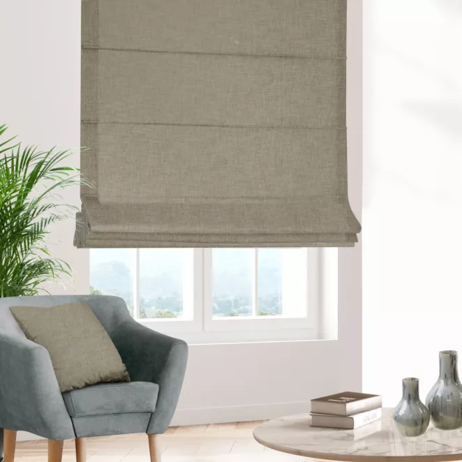 Roleta rzymska GEONOA ciemnobeżowa z miękkiej tkaniny o naturalnym charakterze z widocznym ozdobnym splotem