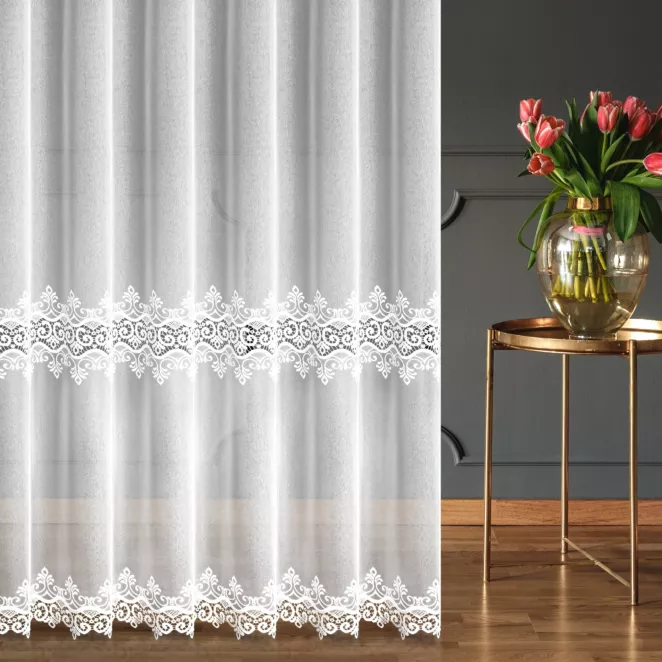 Firana szyta na taśmie 5 cm biała z miękkiej, matowej tkaniny ozdobionej aplikacją z wzorem fantazyjnym