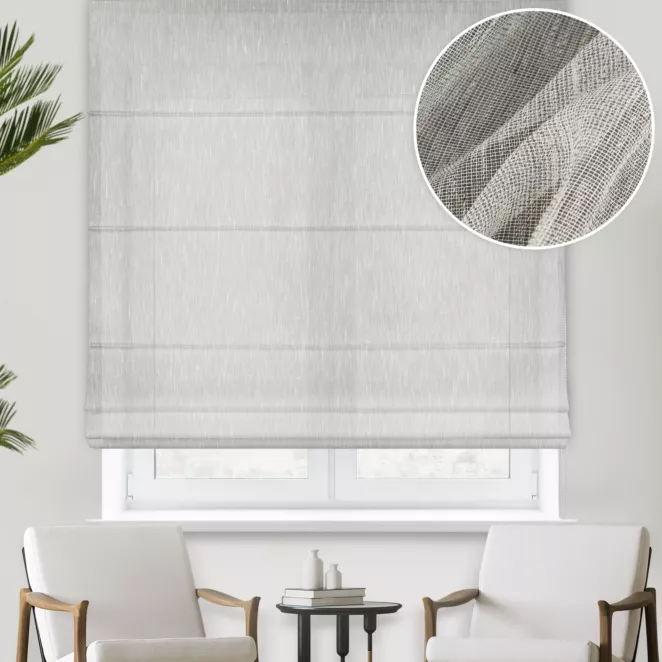 Roleta rzymska popielata z matowej tkaniny o naturalnym wyglądzie, z efektem deszczyku, wykończona obciążnikiem