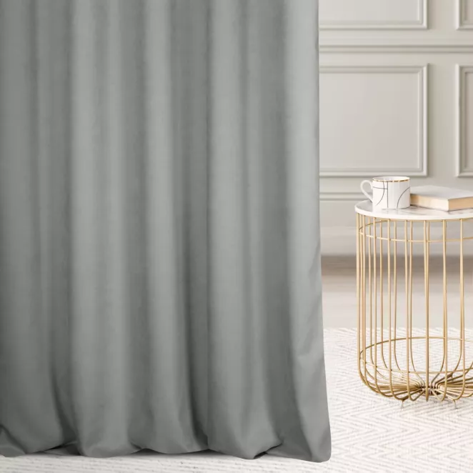 Zasłona szyta na taśmie 5 cm jasnosrebrna z miękkiej tkaniny o welurowej strukturze