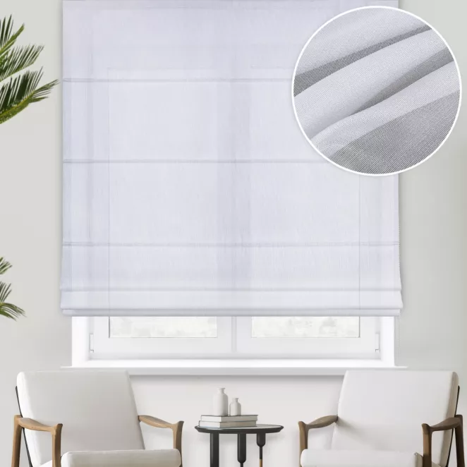 Roleta rzymska biała z miękkiej tkaniny o delikatnym połysku, wykończona obciążnikiem