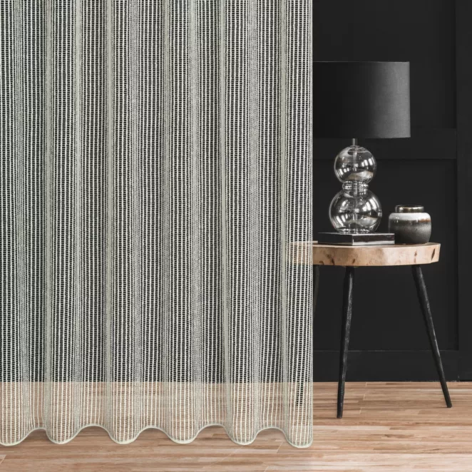 Firana szyta na przelotkach kremowa luźno tkana siatka, delikatna i miękka w dotyku, wykończona obciążnikiem