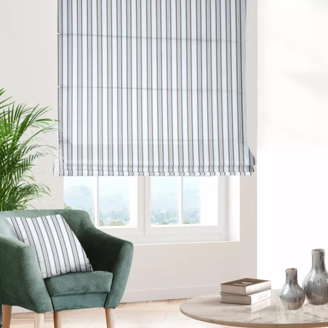 Roleta rzymska kremowo grafitowa z tkaniny o naturalnym splocie z nadrukowanym wzorem w pasy