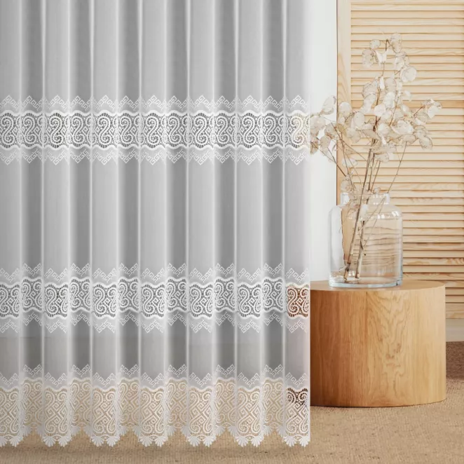 Firana szyta na taśmie 5 cm biała z matowej tkaniny z efektem deszczyku zdobionej aplikacją w formie poziomych pasów