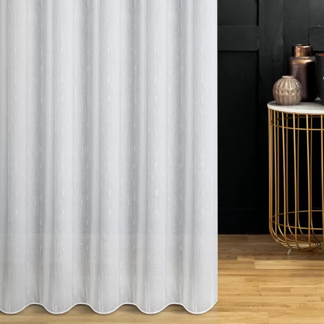 Firana szyta na taśmie 5 cm biało srebrzysta z tkaniny typu ADEN z efektem deszczyku w pionowe, delikatnie połyskujące prążki, wykończona obciążnikiem