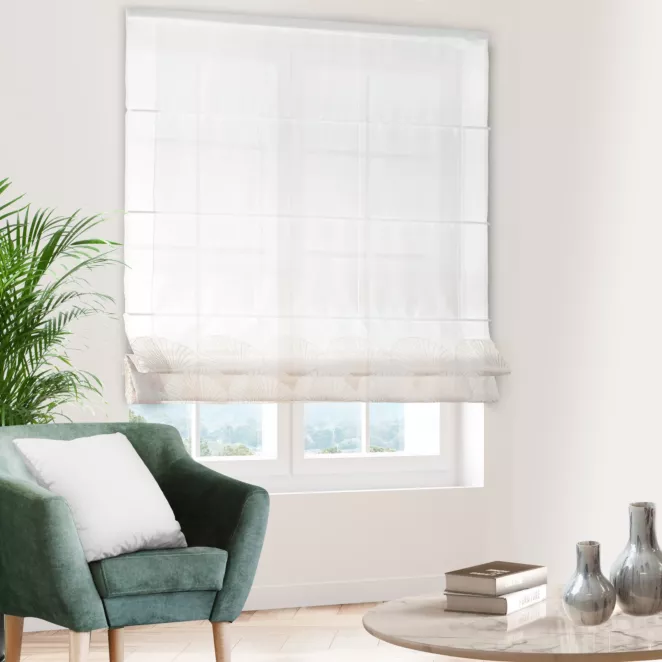 Roleta rzymska biało złota z tkaniny typu BATYST z delikatnie połyskującym, geometrycznym nadrukiem na dole tkaniny, wykończona obciążnikiem