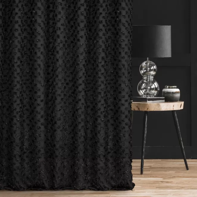 Zasłona szyta na taśmie 5 cm czarna z delikatnej tkaniny z aplikacją i haftem