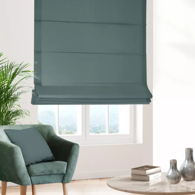 Roleta rzymska ciemnoniebieska z gładkiej tkaniny zaciemniającej typu dimout wykończona obciążnikiem