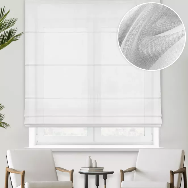 Roleta rzymska biała z miękkiej tkaniny o lekkim splocie i delikatnym połysku, wykończona obciążnikiem