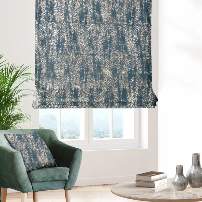 Roleta rzymska ciemnoturkusowo złocista z grubej, welwetowej tkaniny z geometrycznym wzorem, zdobiona delikatnie połyskującym nadrukiem